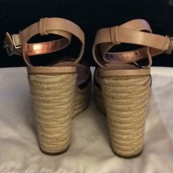 BCBG STRAW AND BLK PATENT WEDGE STRAP SANDAL - Picture 3 of 4